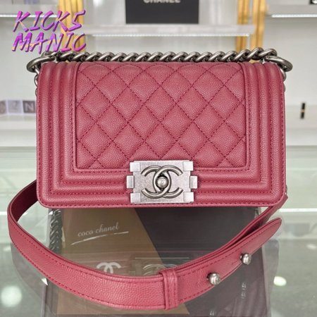 Chanel Boy Flap Quilted Diamond New Medium Red