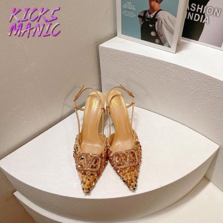 Valentino Garavani Vlogo Signature Pumps